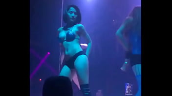 Dj Việt Nam Quyến Rũ Trong Quán Cà Phê đêm
