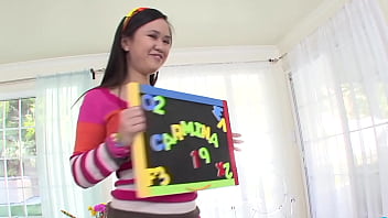 Em Gái Châu Á Carmina Kai 19 Tuổi Lần đầu Chịu đựng Cậu Nhỏ Khổng Lồ Trong Tư Thế Pov Nóng Bỏng