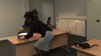 Cô Trợ Lý Quyến Rũ Kerry Louise Cúi Người Trên Bàn Giám đốc, đón Nhận Từ Phía Sau