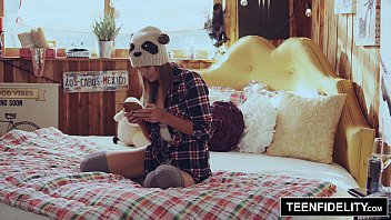 Cô Gái Trẻ Shyla Ryder Bất Ngờ Nhận Trọn Bãi Tinh Của Bố Dượng đầy đam Mê
