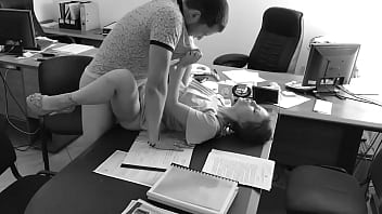 Ông Chủ địt Cô Thư Ký Nhỏ Nhắn Trên Bàn Làm Việc Và Quay Lén